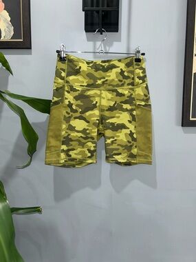 Fabletics Womens Camo Bikers shorts sz Small